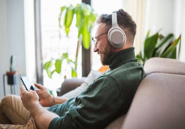 homem sentado vendo celular